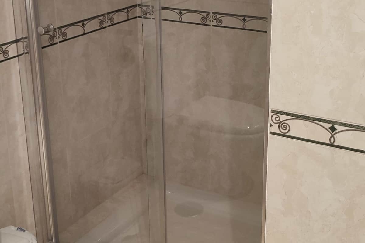 1 habitación, escritorio, wifi gratis y ropa de cama
