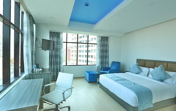 Hochwertige Bettwaren, Minibar, Zimmersafe, Schreibtisch