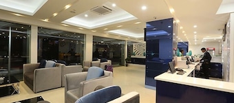 City Hotel & Suites