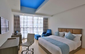 高級寝具、ミニバー、セーフティボックス (室内)、デスク