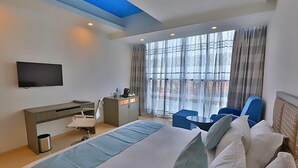 Sengetøy av topp kvalitet, minibar, safe på rommet og skrivebord
