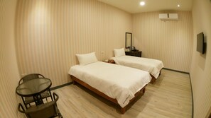 Chambre Double, 2 lits une place, pas de fenêtre | Bureau, Wi-Fi gratuit