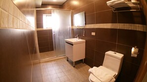 Chambre Double, 1 lit double | Salle de bain | Douche, articles de toilette gratuits, sèche-cheveux, chaussons
