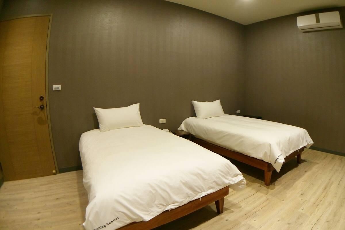 Chambre Double, 2 lits une place, pas de fenêtre | Bureau, Wi-Fi gratuit