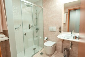 Quarto casal superior | Banheiro | Produtos de toalete grátis, secador de cabelo, bidê, toalhas de banho