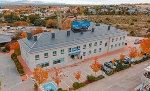 Un edificio de hotel con un letrero que dice 'Hotel Monte Rozas'.