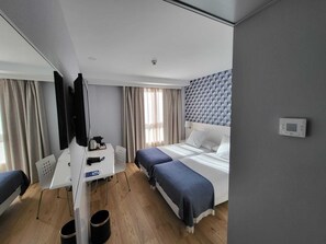 Habitació doble superior | Escriptori, espai de treball apte per a portàtils i cortines opaques 