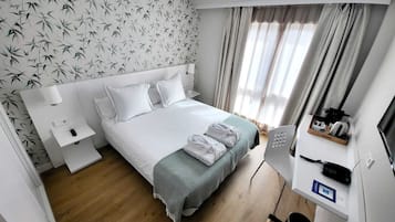 Superior tweepersoonskamer | Een bureau, een laptopwerkplek, verduisterende gordijnen