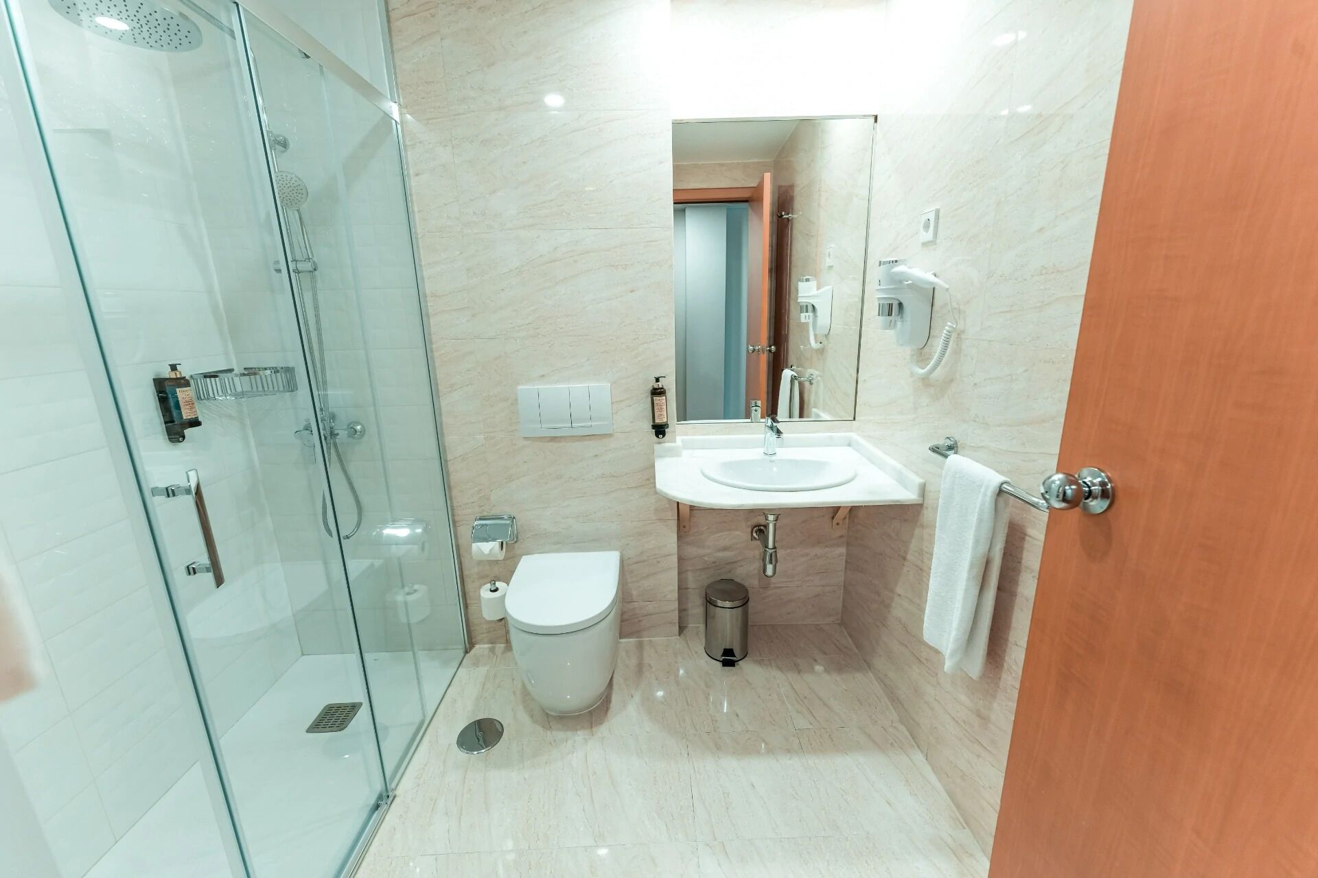 superior double room | bathroom | free toiletries, hair dryer, bidet, towels