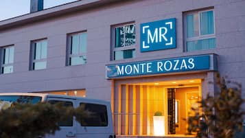 A hotel entrance with a sign reading "Monte Rozas."