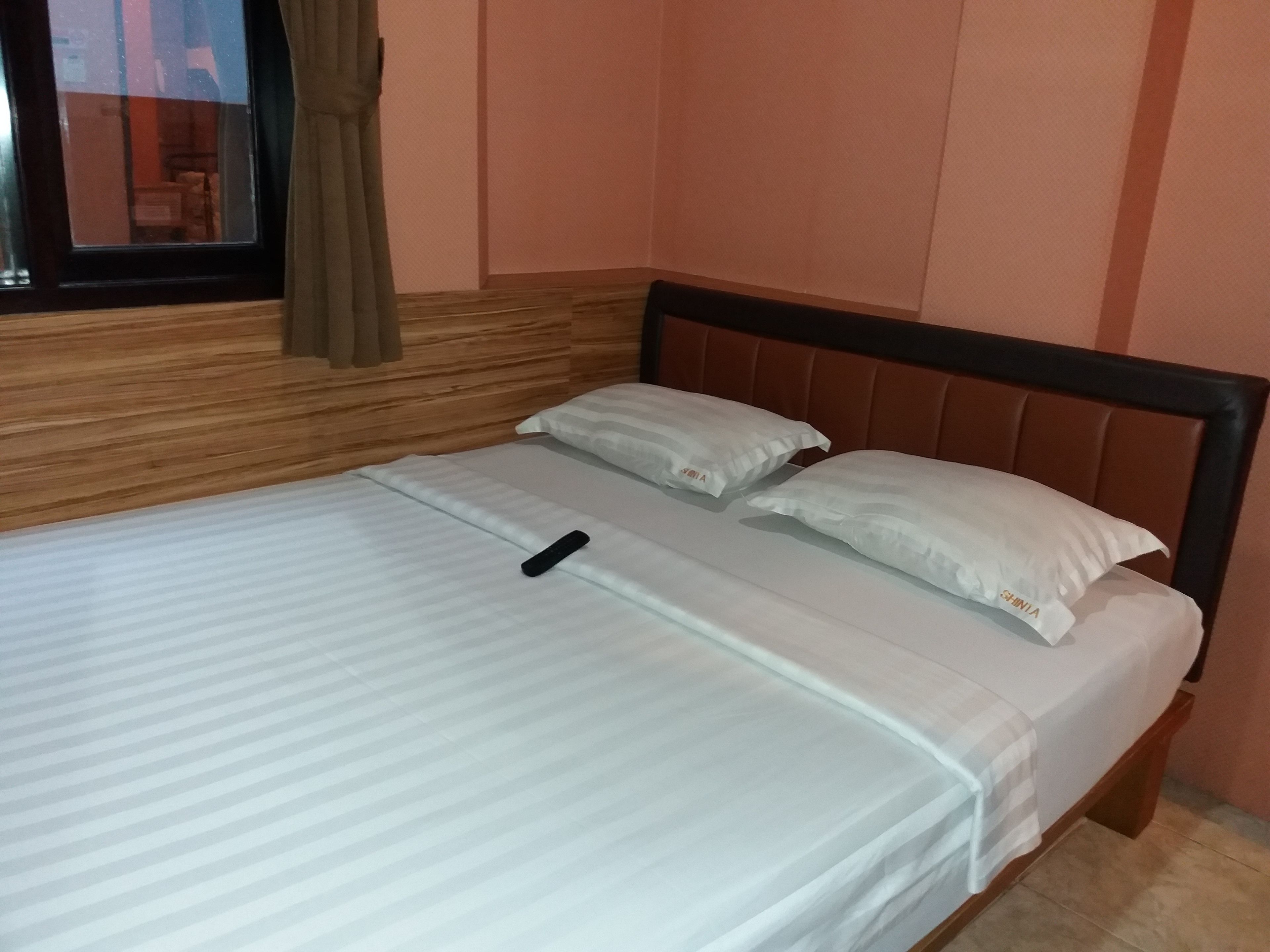 Sengetøy av topp kvalitet, safe på rommet og skrivebord