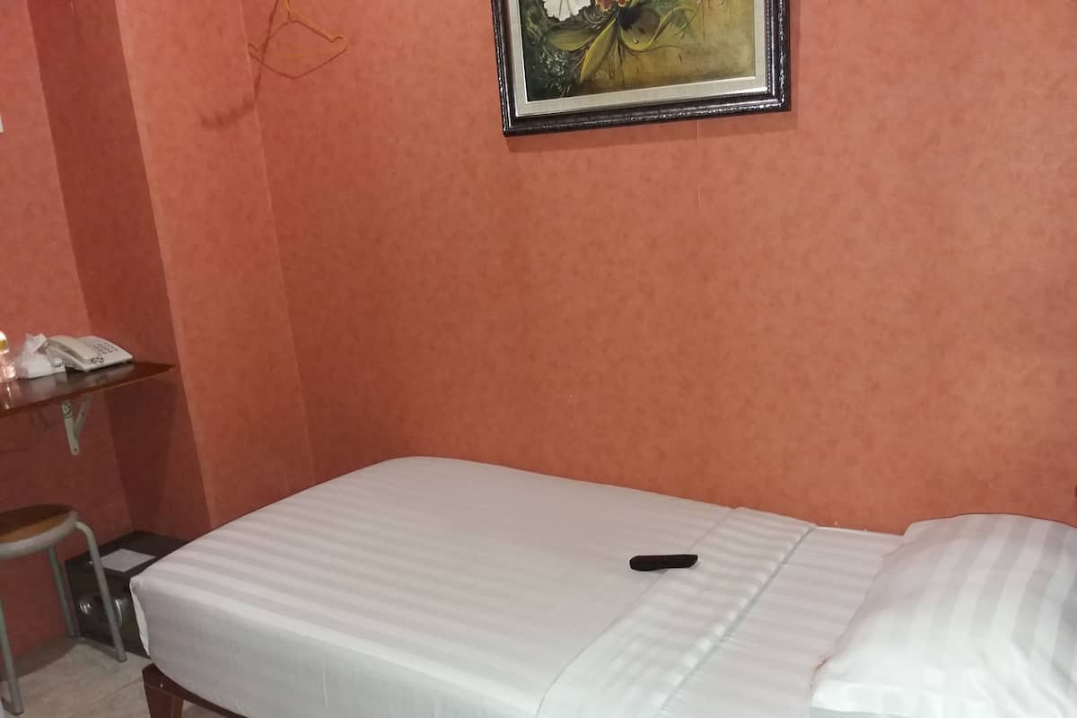 标准单人房 | 高档床上用品、客房内保险箱、办公桌、免费 WiFi