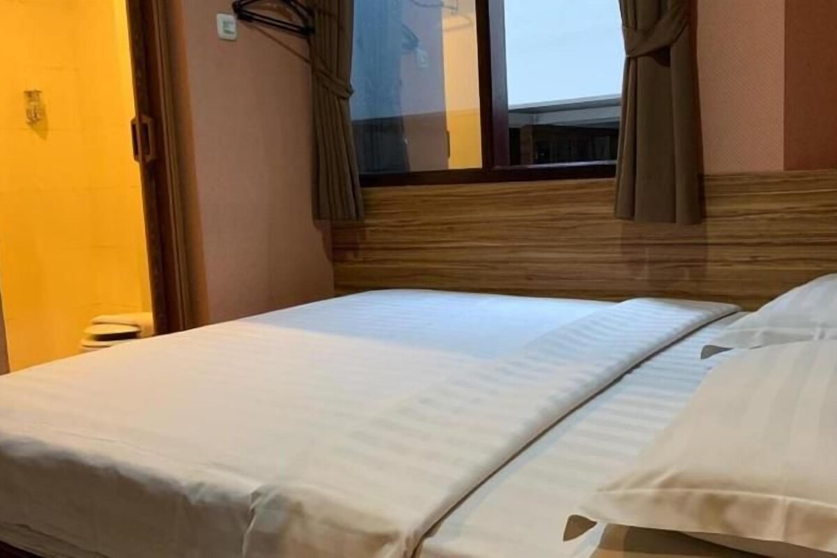 Ropa de cama de alta calidad y caja de seguridad en la habitación 