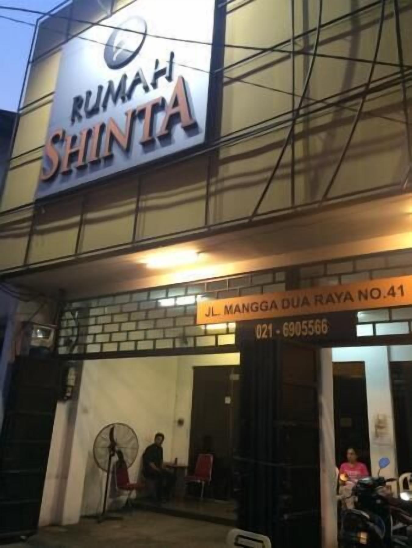 Un bâtiment sur lequel on peut lire l’inscription « RUMAH SHINTA ».