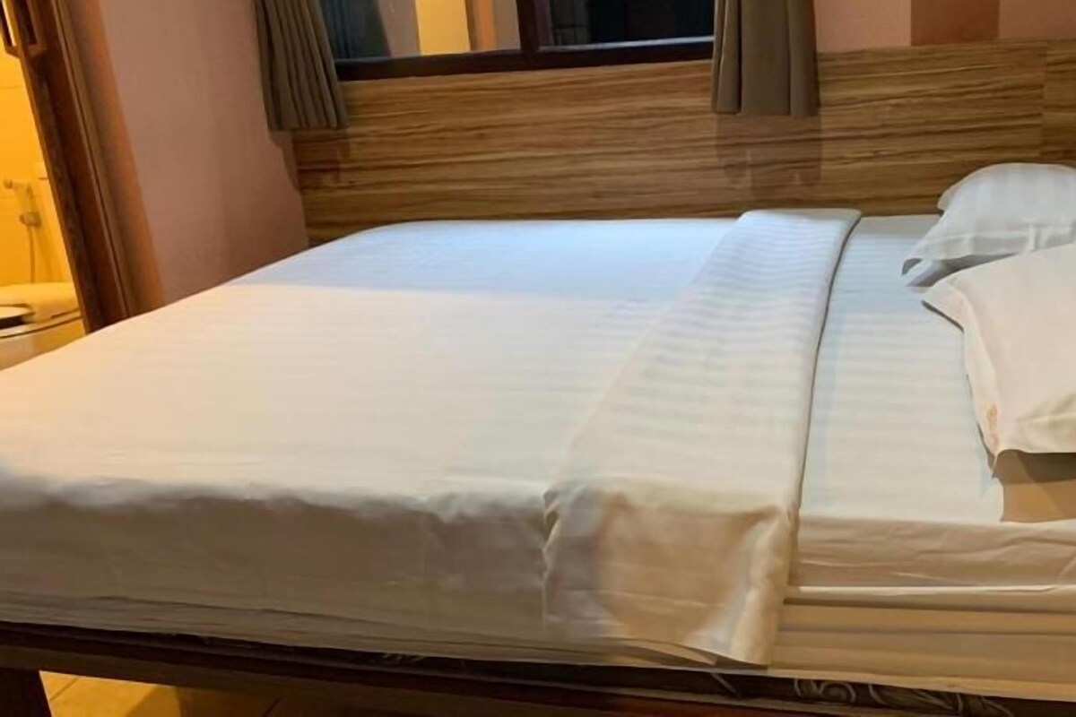 أغطية فراش متميزة وخزنة داخل الغرفة ومكتب وواي فاي مجانًا
