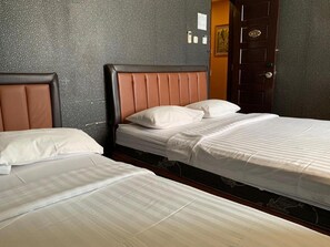 Premium bedding, in-room safe, desk, free WiFi - Rumah Shinta (Jakarta)