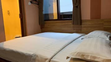 Ropa de cama de alta calidad y caja de seguridad en la habitación