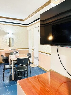 Deluxe Family Room | Minibar, laptop workspace, free WiFi - Urban Travellers Hotel (Pasay)