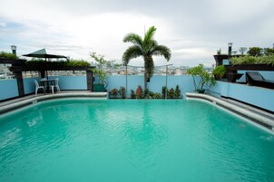 Una piscina al aire libre