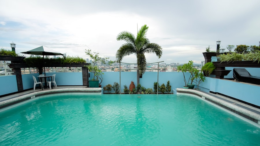 Urban Travellers Hotel