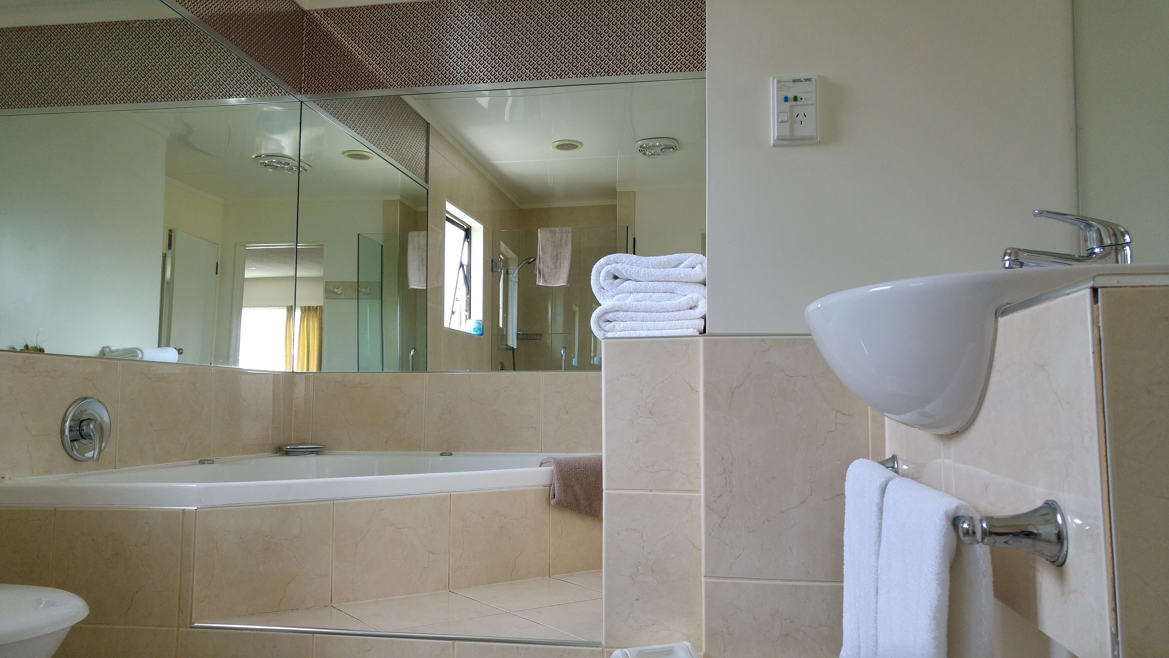 Habitación doble, 1 habitación, hidromasaje, planta baja | Baño | Amenidades de baño de diseñador, secadora de cabello, toallas 