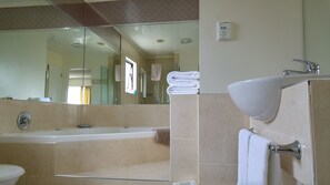 One Bedroom Spa | Bathroom | Designer toiletries, hair dryer, towels - Motel Hobson's Choice (Dargaville)