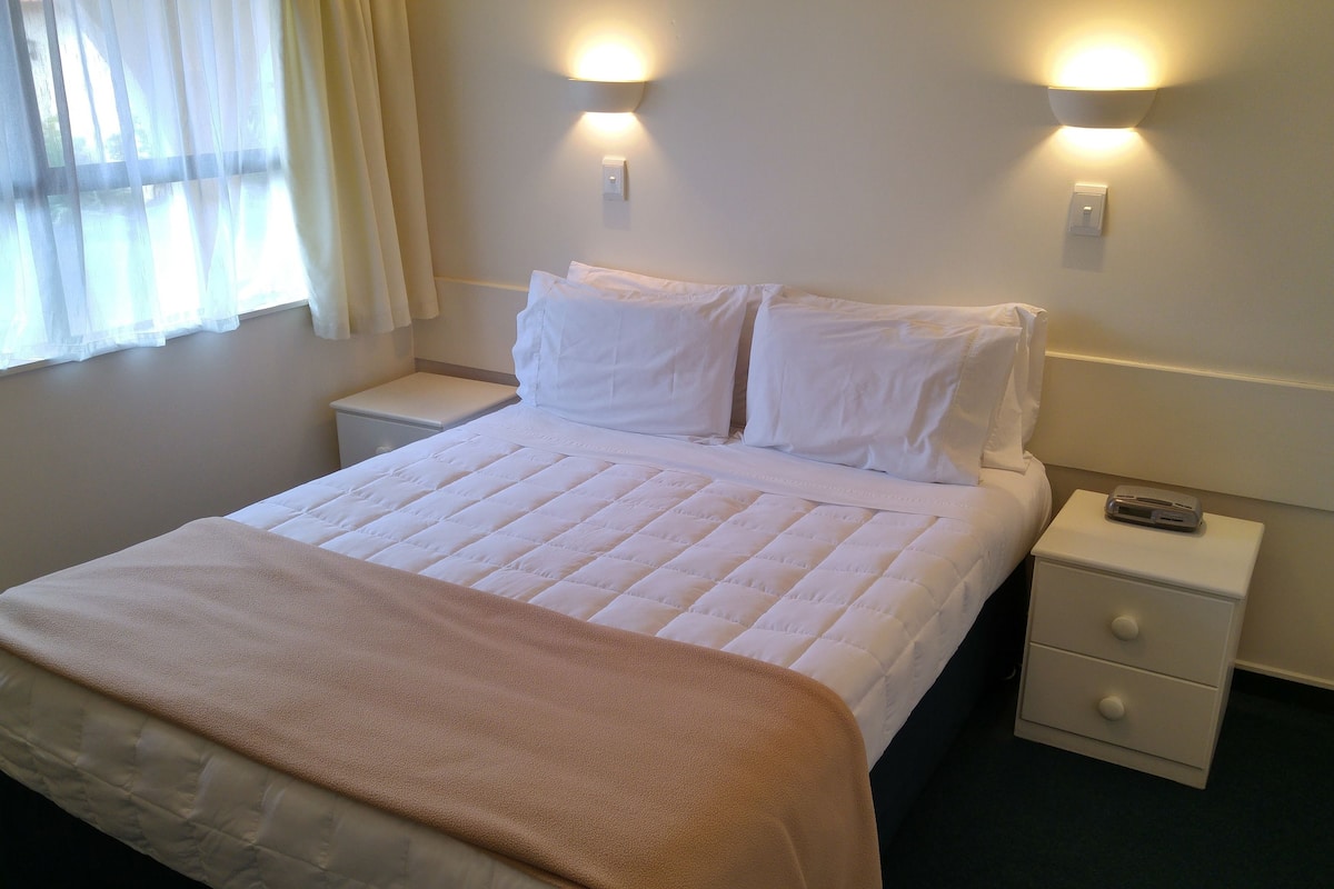 One Bedroom Spa | Hypo-allergenic bedding, iron/ironing board, free WiFi, bed sheets