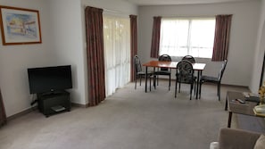Familienapartment, 2 Schlafzimmer, Küche | Essbereich im Zimmer