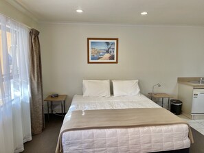 Ropa de cama hipoalergénica y tabla de planchar con plancha 