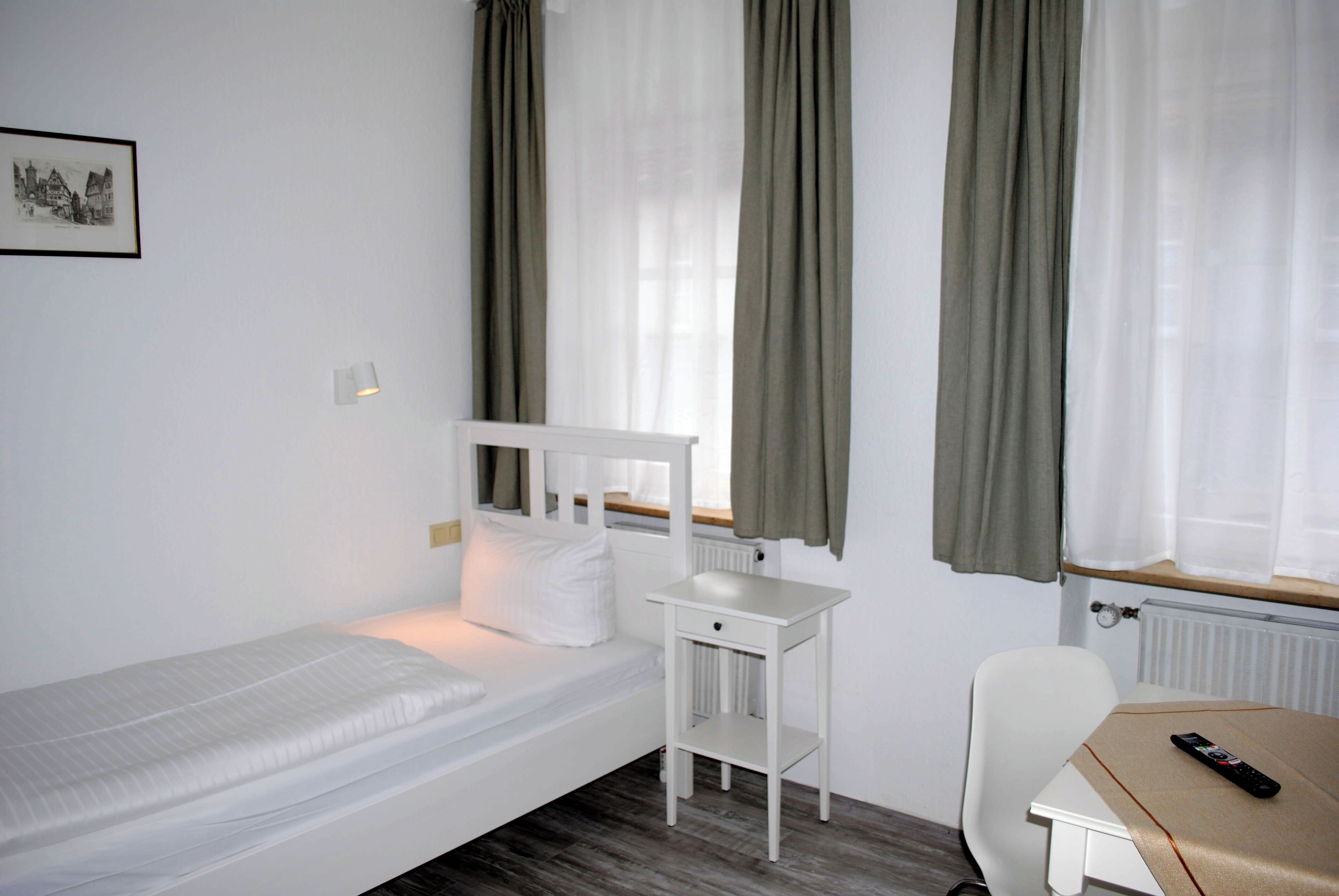 single room | desk, free wifi, bed sheets