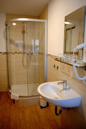 Chambre triple | Salle de bain | Douche, séchoir à cheveux, serviettes fournies, savon