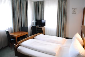 Escritorio, wifi gratis y ropa de cama