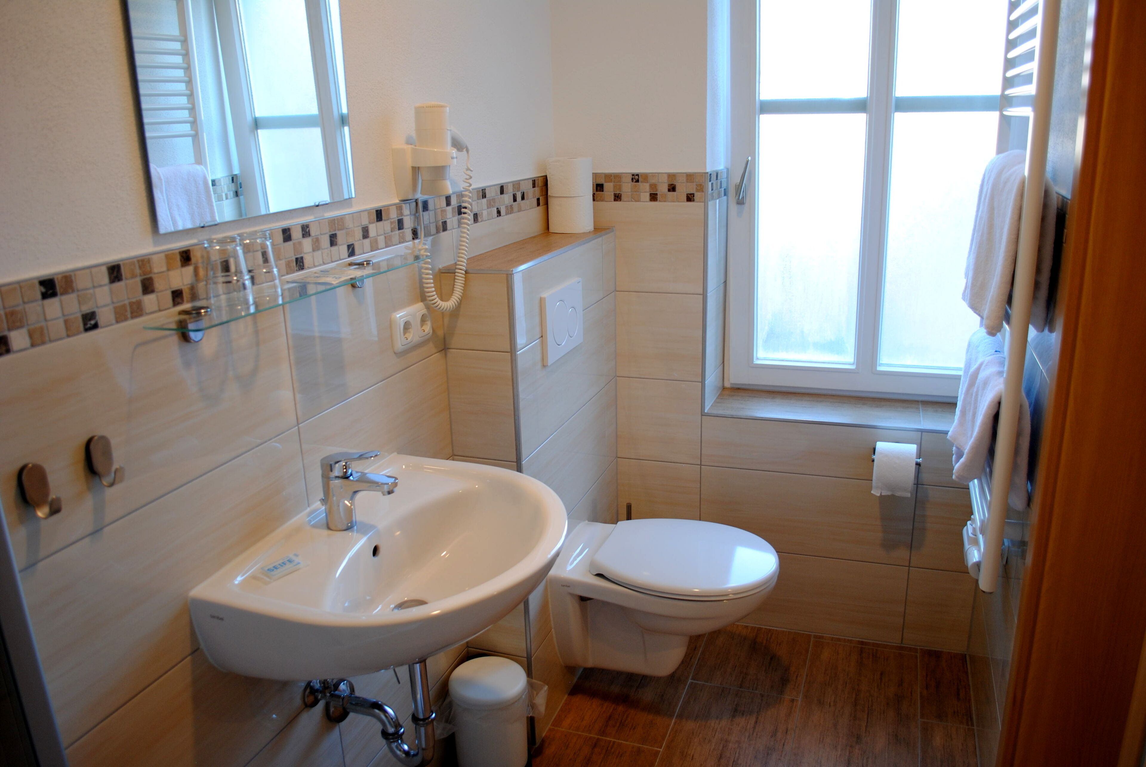 großes doppelzimmer | bathroom | shower, hair dryer, towels, soap