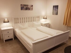 großes Doppelzimmer | Desk, free WiFi, bed sheets