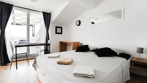 Ein modernes Schlafzimmer mit einem großen Bett, einem Schreibtisch und einem Stuhl.