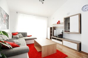 Lägenhet Comfort - 2 sovrum - balkong - havsutsikt | Vardagsrum | 42-tums LCD-tv med satellitkanaler och tv