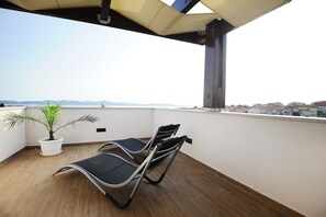 Studio, terrasse, vue sur la mer | Balcon