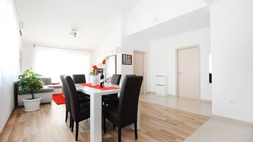 Comfort Apartment, 2 Bedrooms, Balcony, Sea View | In-room dining