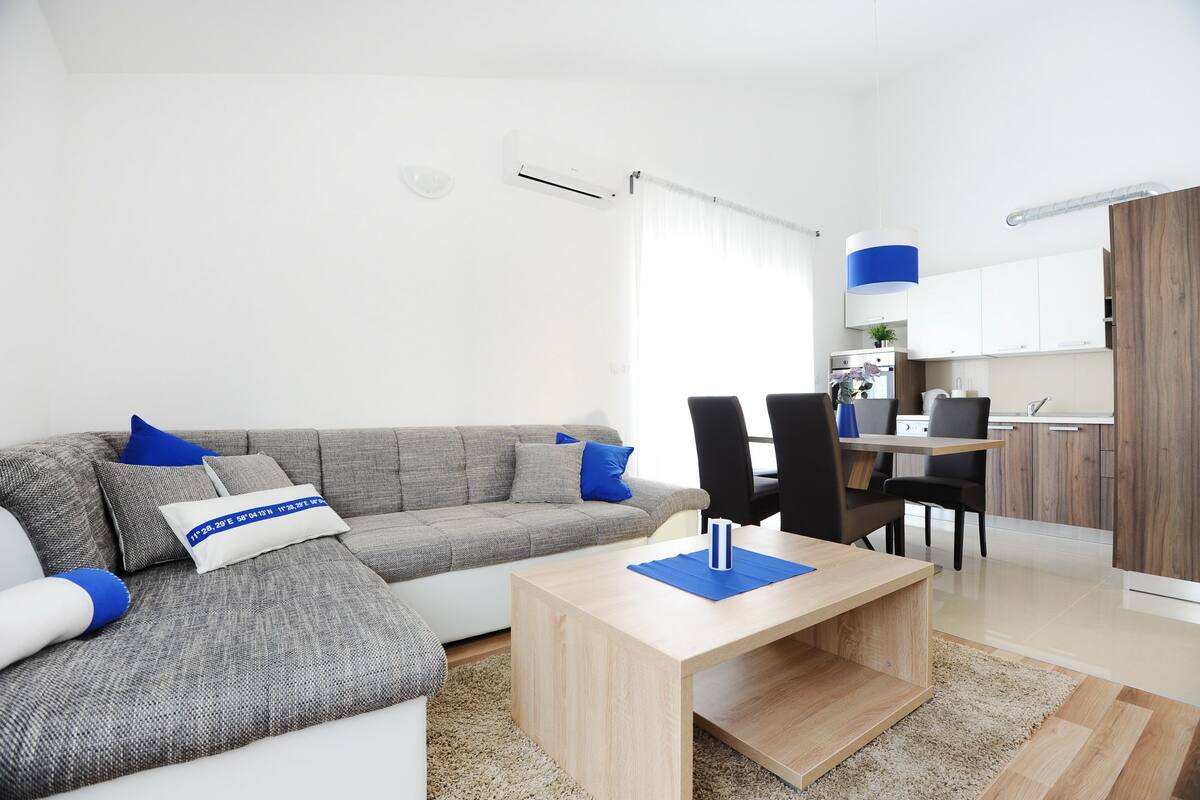 Appartement, 2 chambres, balcon, vue partielle sur la mer | Coin séjour | Télévision LCD de 42 pouces avec chaînes par satellite, télévision