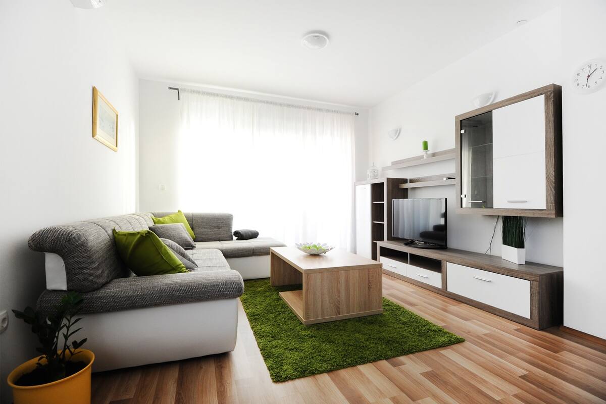 Appartement Confort, 2 chambres, balcon, vue partielle sur la mer | Coin séjour | Télévision LCD de 42 pouces avec chaînes par satellite, télévision