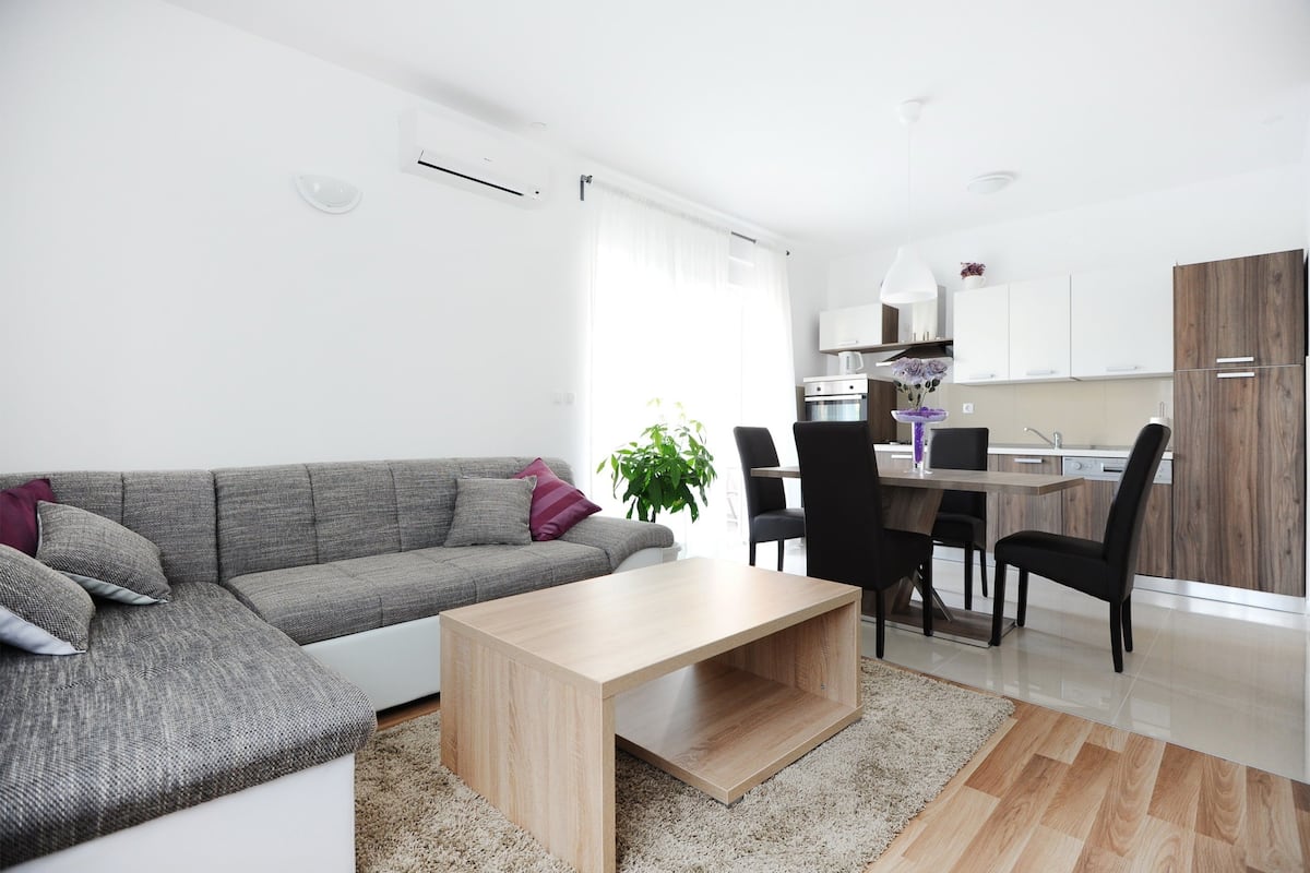 Appartement, 2 chambres, balcon | Coin séjour | Télévision LCD de 42 pouces avec chaînes par satellite, télévision