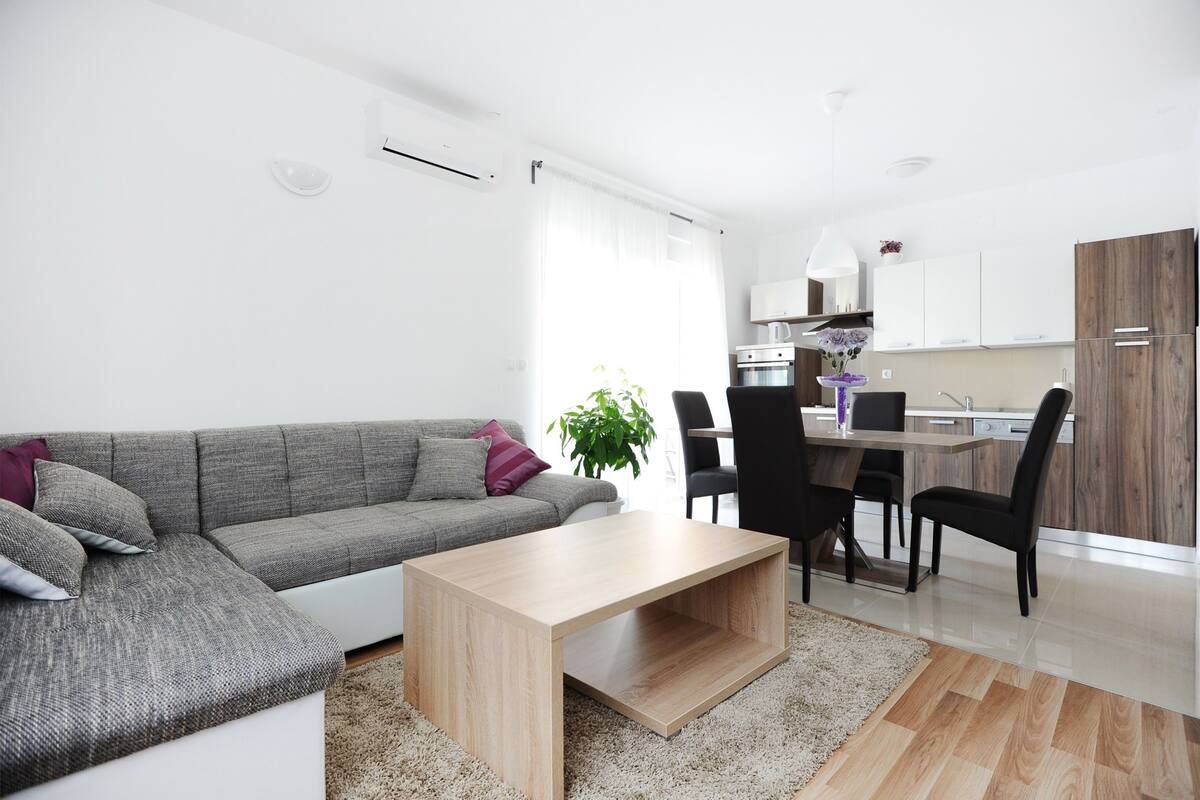 Appartement, 2 slaapkamers, balkon | Woonruimte | Een 42-inch lcd-televisie met satellietzenders en een televisie