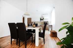 Căn hộ Grand, 2 phòng ngủ, quang cảnh sân vườn, tầng trệt | Khu vực ăn uống tại phòng