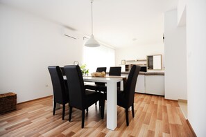 Appartement majestueux, 2 chambres, vue sur la cour intérieure, rez-de-chaussée | Repas dans la chambre