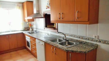 Refrigerador em uma área comum, micro-ondas em uma área comum