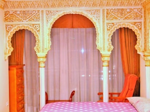 Egyptian cotton sheets, premium bedding, down duvets, memory-foam beds - Martin House & Baño Privado (Granada)