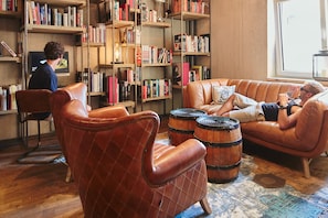 Coin salon dans le hall