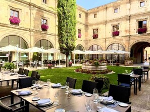 Frokost, lunsj og middag serveres, spanske retter 