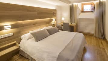 Een bureau, verduisterende gordijnen, gratis wifi, beddengoed