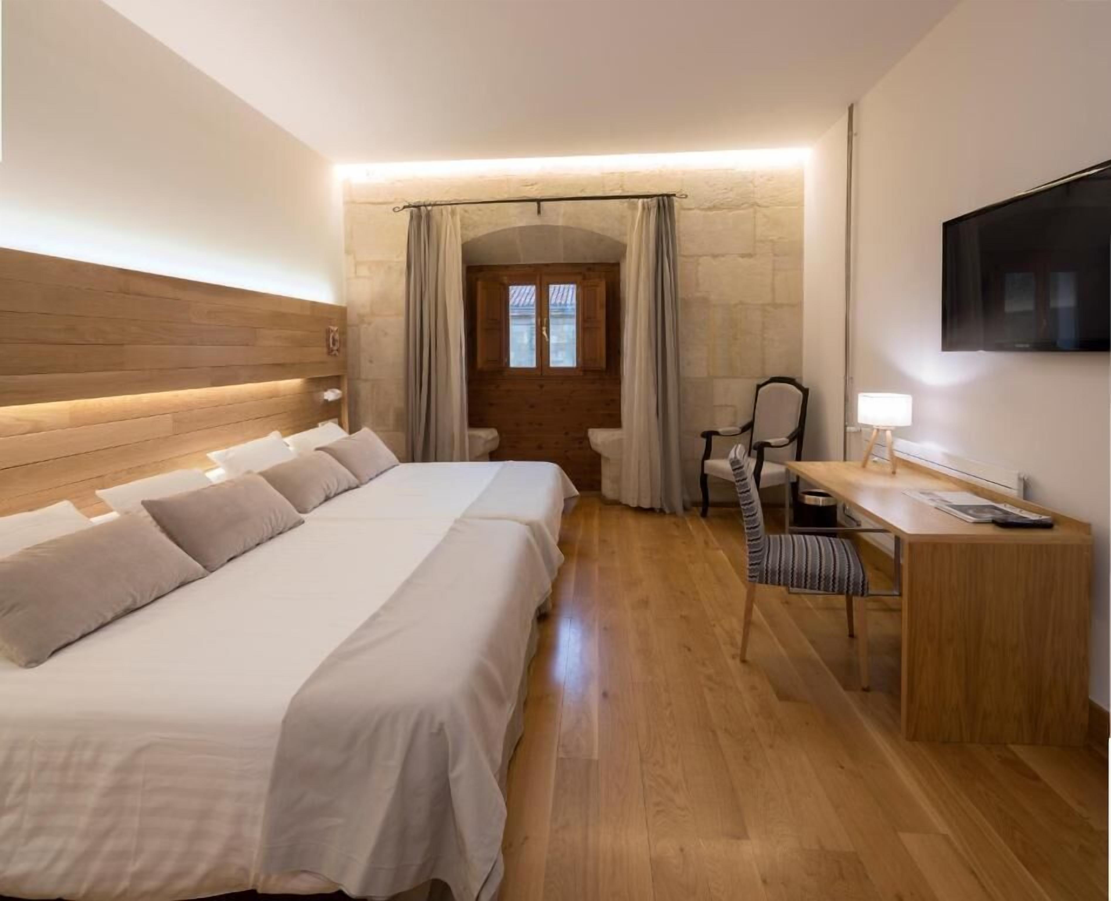 書桌、遮光窗簾/窗簾、免費 Wi-Fi、床單